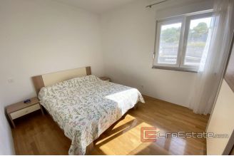 013 2043 37 split two bedroom apartment for rent