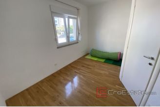 013 2043 37 split two bedroom apartment for rent