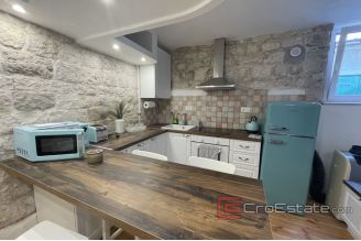 012 5114 30 Trogir stone house for sale