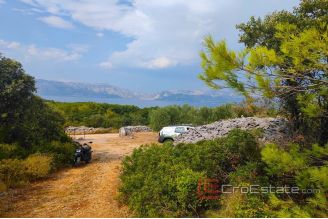 008 brač  agricultural land with sea view for sale