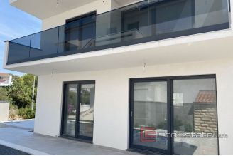 007 Rogoznica house with sea view