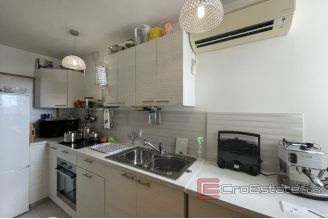 014 2035 46 Split apartment with sea view for sale
