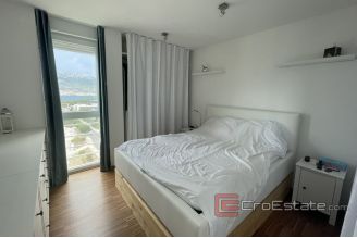 014 2035 46 Split apartment with sea view for sale