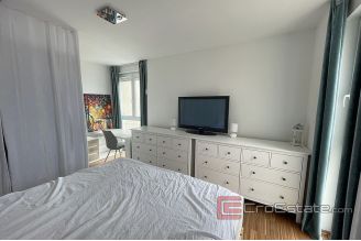 014 2035 46 Split apartment with sea view for sale