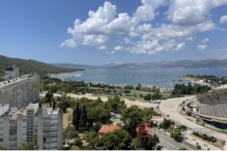 014 2035 46 Split apartment with sea view for sale