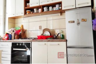 007 5119 30 Vis stone house in center for sale