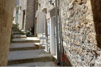 007 5119 30 Vis stone house in center for sale