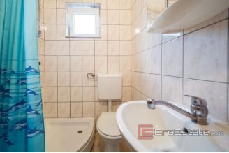 013 2016 506 Makarska apartment house with a sea view for sale