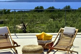 009 Brac house with a sea view and pool