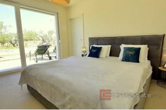 009 Brac house with a sea view and pool