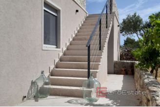 009 Brac house with a sea view and pool