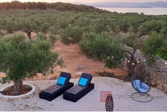 009 Brac house with a sea view and pool