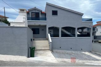 019 2037 26 island ciovo house with pool for sale