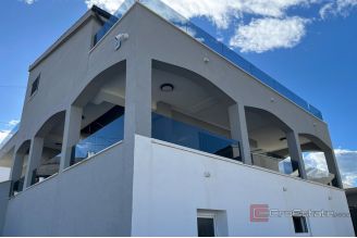 019 2037 26 island ciovo house with pool for sale