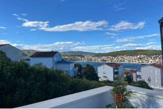 019 2037 26 island ciovo house with pool for sale