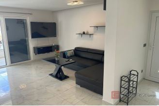 019 2037 26 island ciovo house with pool for sale