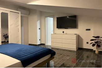 019 2037 26 island ciovo house with pool for sale