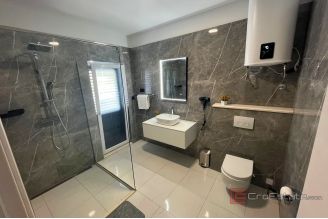 019 2037 26 island ciovo house with pool for sale