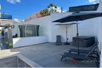 019 2037 26 island ciovo house with pool for sale