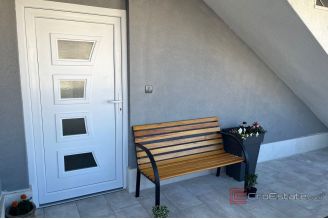 019 2037 26 island ciovo house with pool for sale