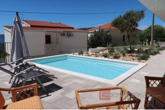 015 2014 814 Trogir _apartment house with pool and sea view for sale