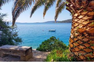 015 2014 814 Trogir _apartment house with pool and sea view for sale