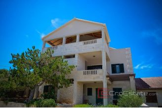 020 Brac apartment house with sea view