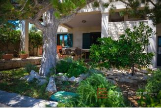 020 Brac apartment house with sea view