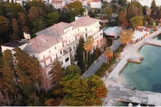 006  5134 30 Kastela Hotel in the first row to the sea for sale