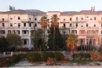 006  5134 30 Kastela Hotel in the first row to the sea for sale