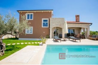 017 1014 01 Porec villa with pool for sale