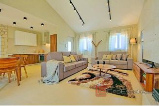 017 1014 01 Porec villa with pool for sale