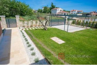 017 1014 01 Porec villa with pool for sale