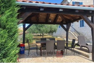 006 1014 02 Porec house with pool for sale