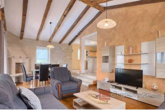 006 1014 02 Porec house with pool for sale