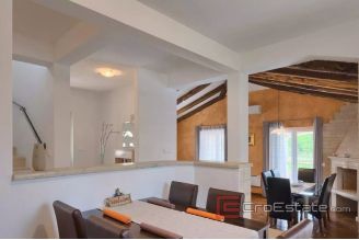 006 1014 02 Porec house with pool for sale