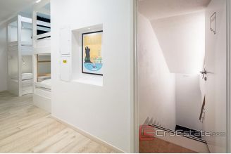 012 2011 83a Meje hostel for rent