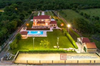 020 2041 41 near split Beautiful large estate in a quiet location for sale