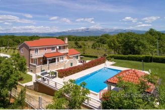020 2041 41 near split Beautiful large estate in a quiet location for sale