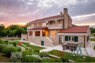 020 2041 41 near split Beautiful large estate in a quiet location for sale