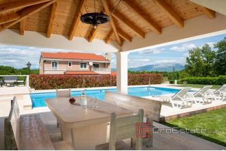 020 2041 41 near split Beautiful large estate in a quiet location for sale
