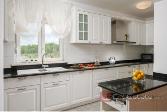 020 2041 41 near split Beautiful large estate in a quiet location for sale