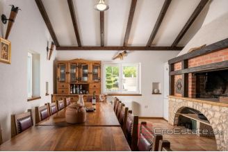 020 2041 41 near split Beautiful large estate in a quiet location for sale