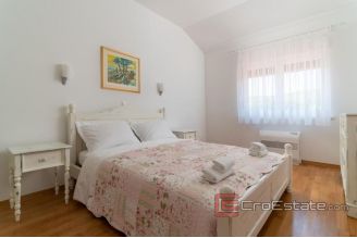 020 2041 41 near split Beautiful large estate in a quiet location for sale