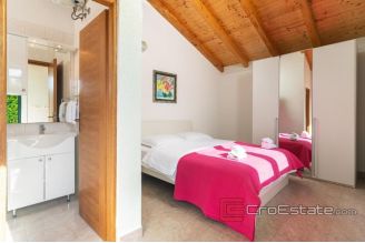 020 2041 41 near split Beautiful large estate in a quiet location for sale