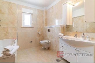 020 2041 41 near split Beautiful large estate in a quiet location for sale