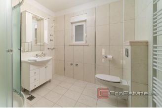 020 2041 41 near split Beautiful large estate in a quiet location for sale