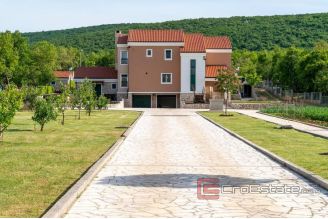 020 2041 41 near split Beautiful large estate in a quiet location for sale
