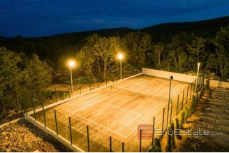 020 2041 41 near split Beautiful large estate in a quiet location for sale