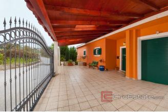 014 2029 43 Split area house with pool for sale